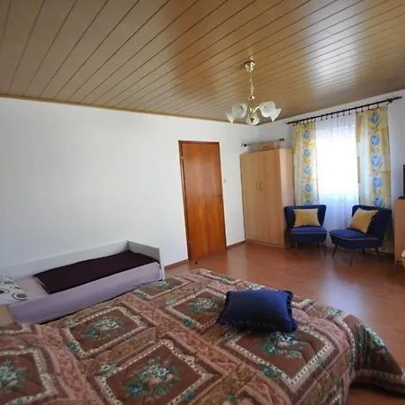 In - Island Krk 35824 شقة *